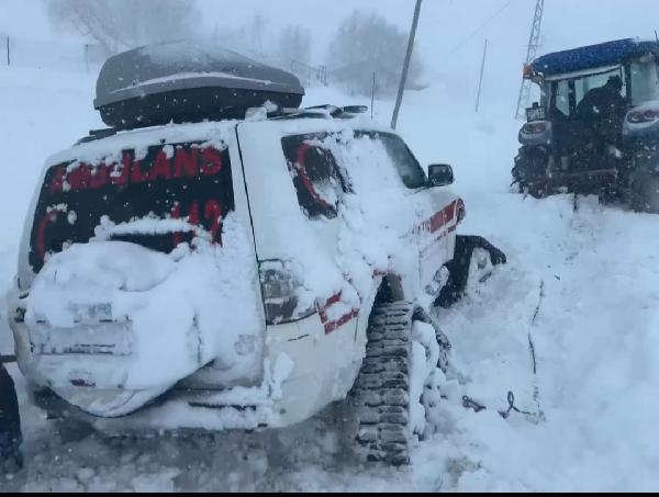 Traktör kara saplanan paletli ambulansı kurtarıldı