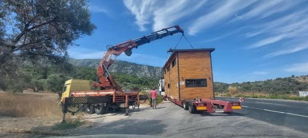 Ünlü oyuncuların tiny house'ları kaldırıldı