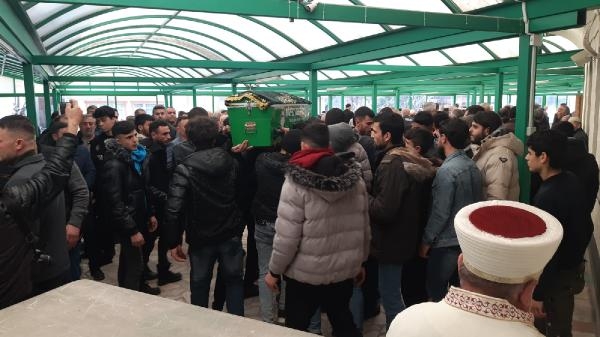Üst geçit yerine bariyerden atlayıp karşıya geçmek isteyen yayaya otomobil çarptı