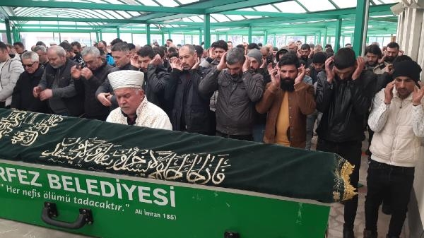 Üst geçit yerine bariyerden atlayıp karşıya geçmek isteyen yayaya otomobil çarptı
