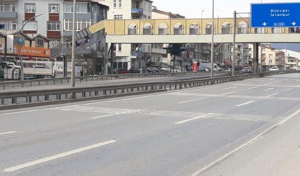 Üst geçit yerine bariyerden atlayıp karşıya geçmek isteyen yayaya otomobil çarptı