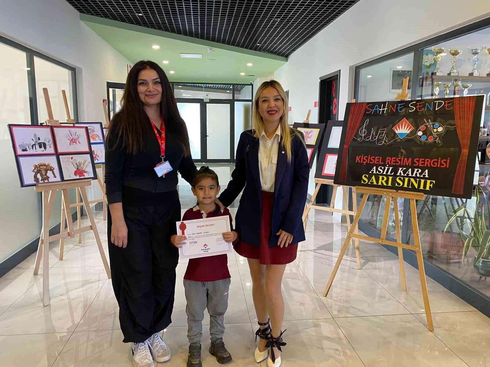 Yaşıtları kalem tutamazken çizdiği resimlerle sergi açtı