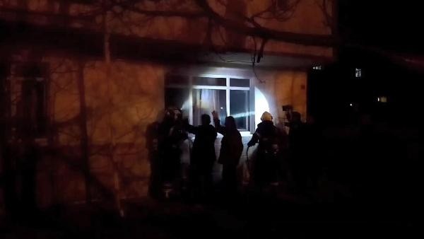 Yeni evli Suriye uyruklu çiftin evinde ocakta unutulan yemekten yangın çıktı; 1 yaralı