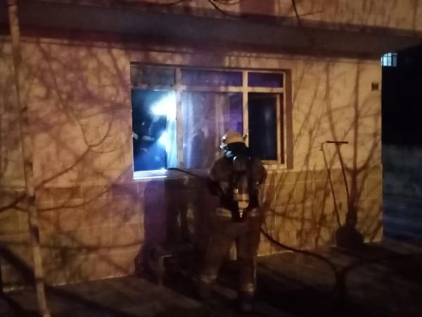 Yeni evli Suriye uyruklu çiftin evinde ocakta unutulan yemekten yangın çıktı; 1 yaralı