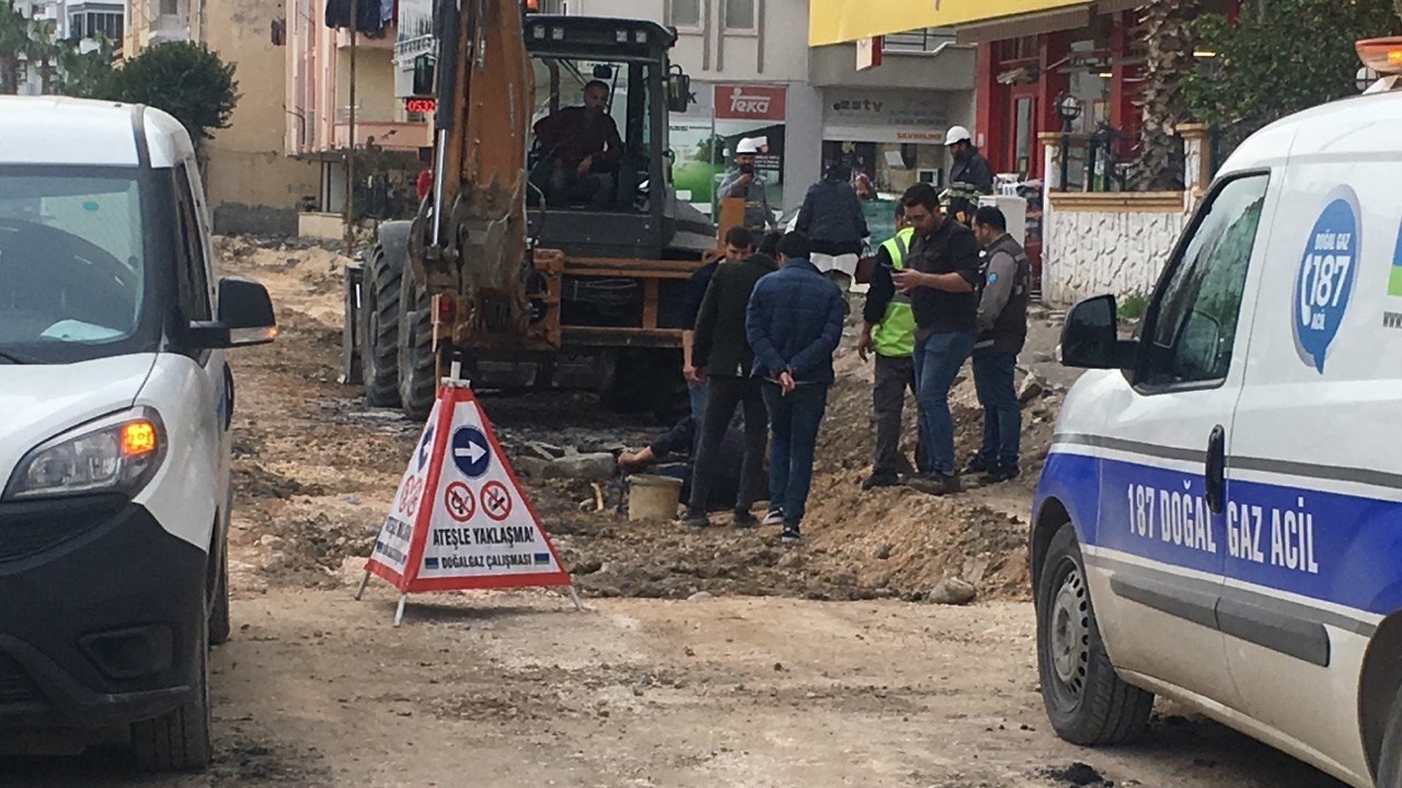 Yol çalışmasında doğalgaz borusu zarar gördü, gaz kaçağı paniğe neden oldu