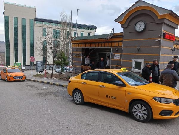 'Yolcu alma' tartışmasında diğer taksi durağını basıp ateş açtı; 1 yaralı