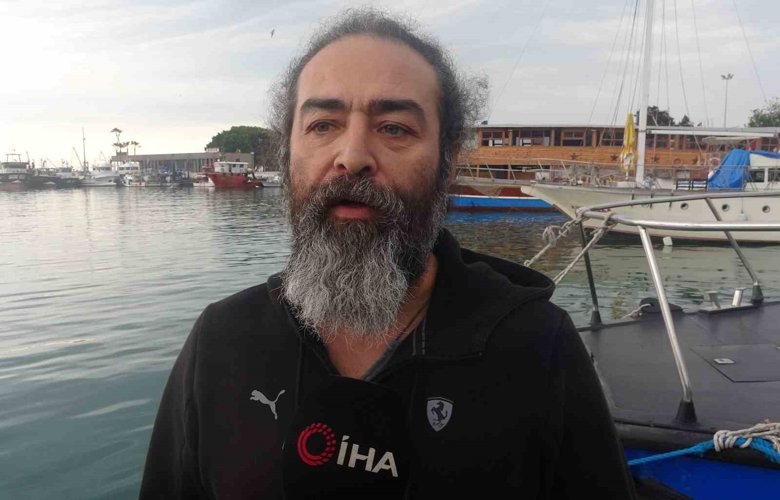 Zehirli sakın dokunmayın: Denizanaları sahilden toplanıyor
