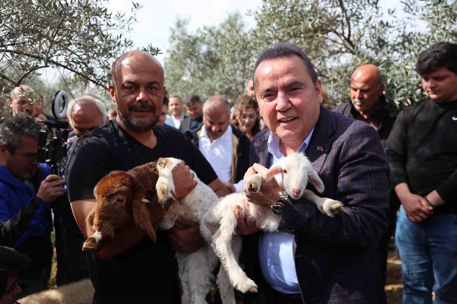 10 kuzusu telef olan çiftçiye, kamyonet dolusu çifte mutluluk