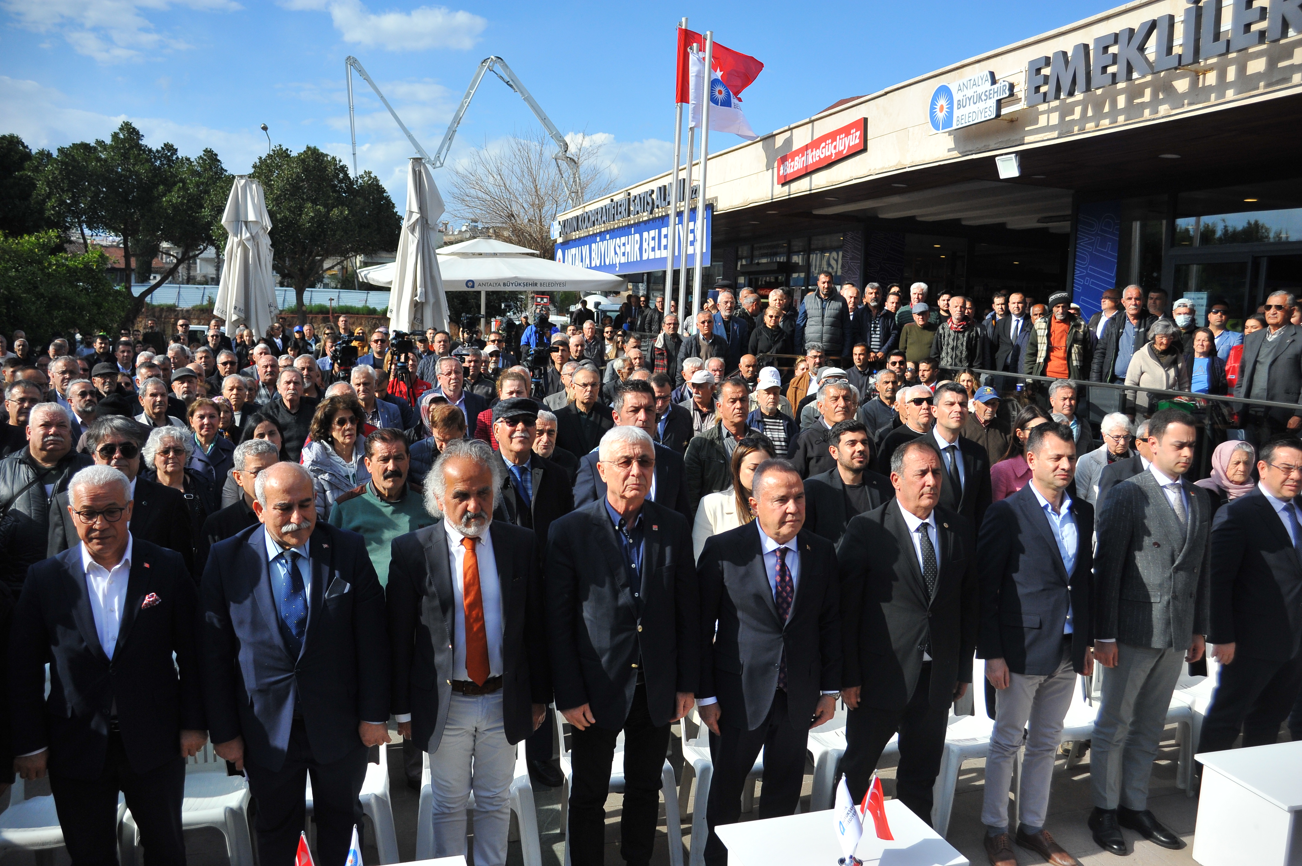 Emekli adam gözyaşlarını tutamadı