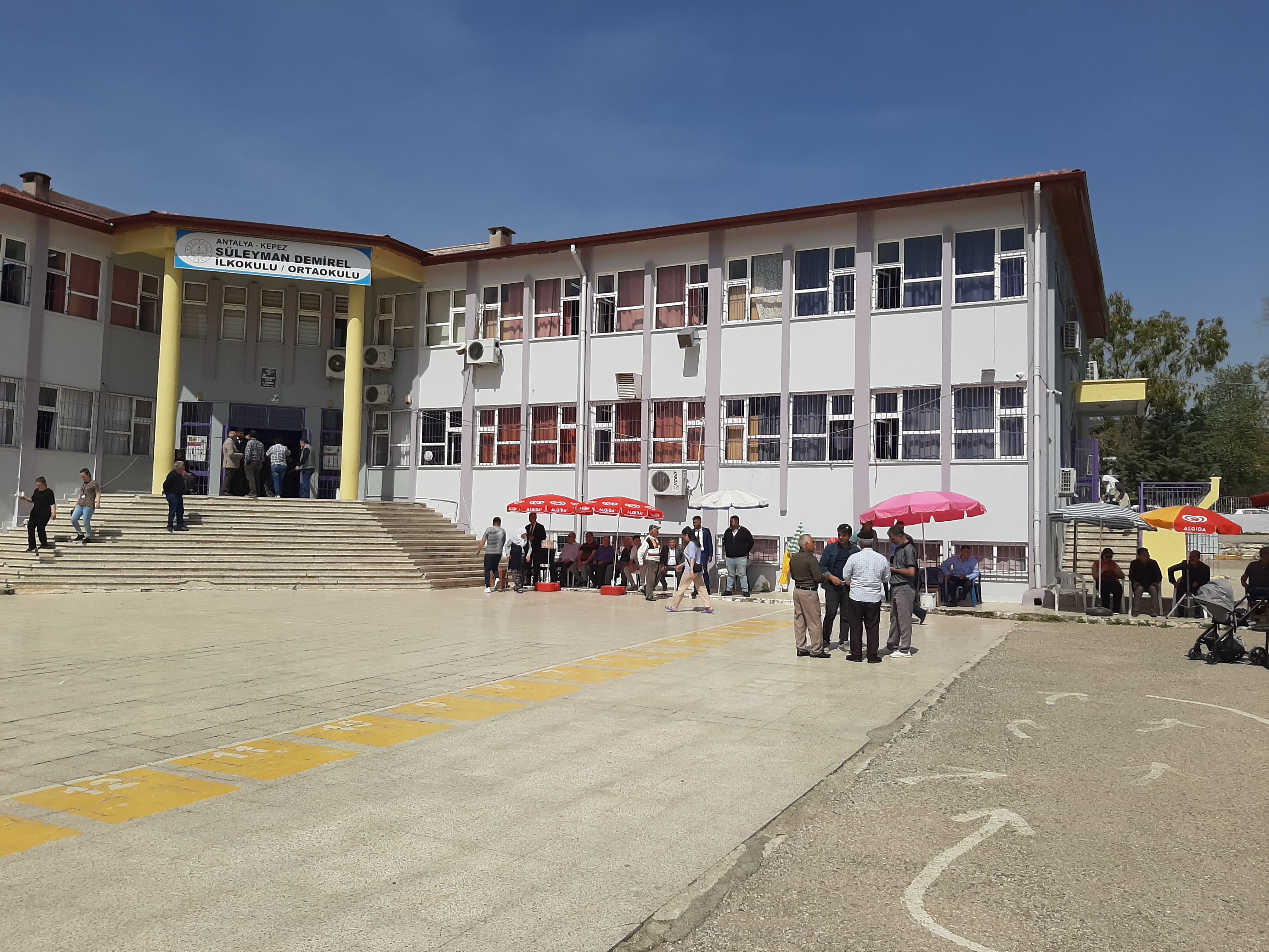 Muhtar adayları seçmeni kapıda karşıladı