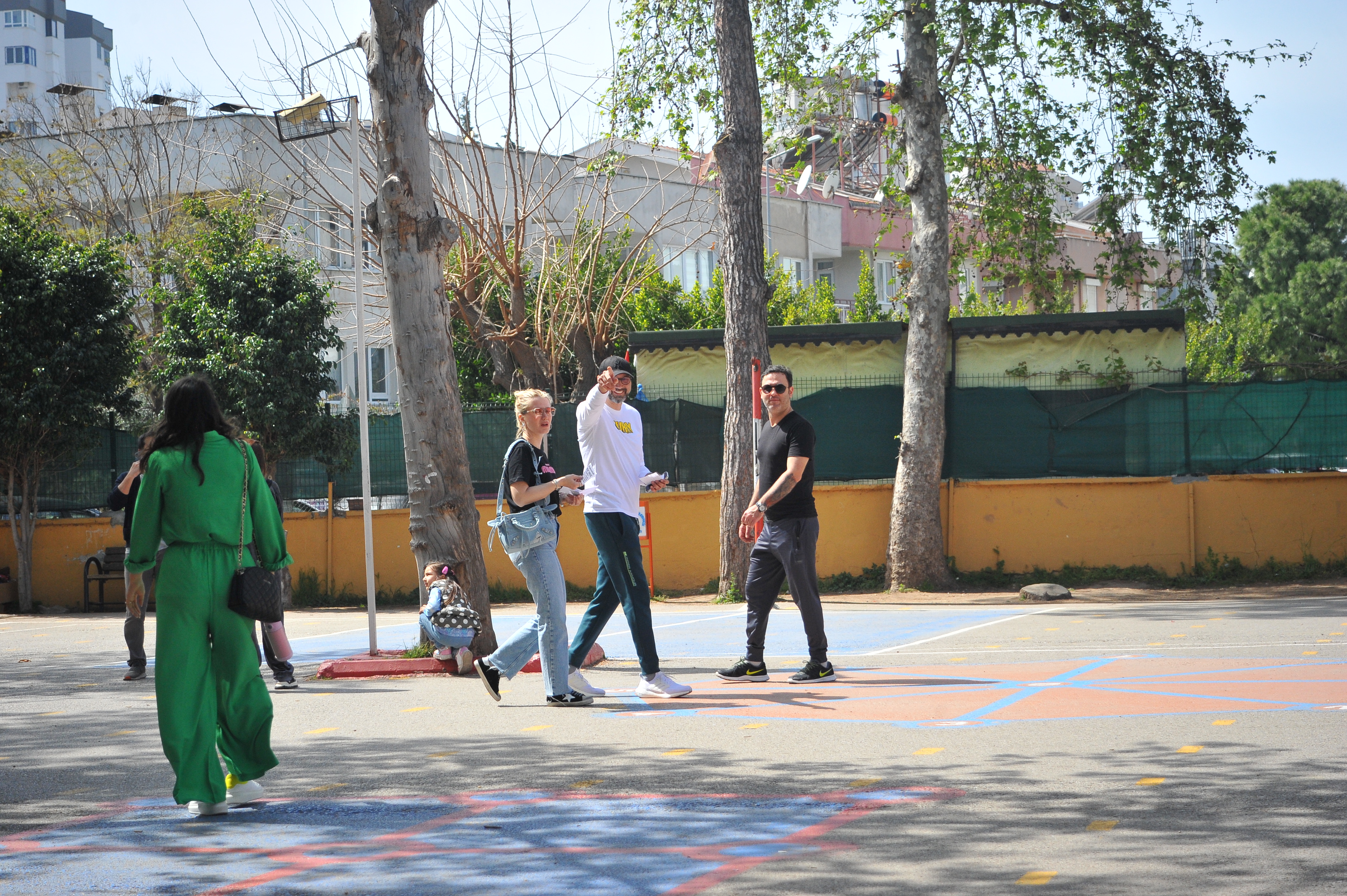 Beken eşi ile birlikte oyunu kullandı