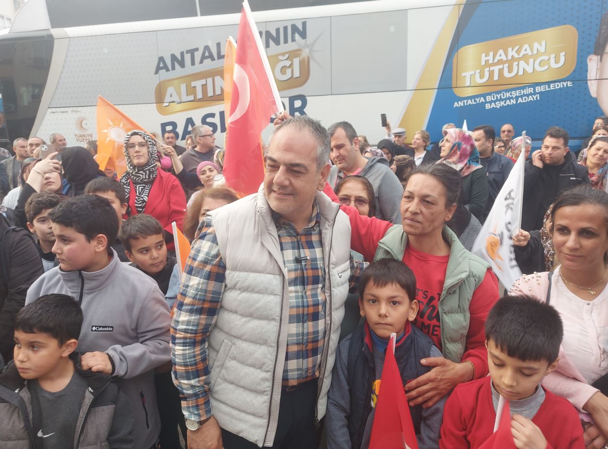 Özdemir Manavoğlu çalışmalarını sürdürüyor