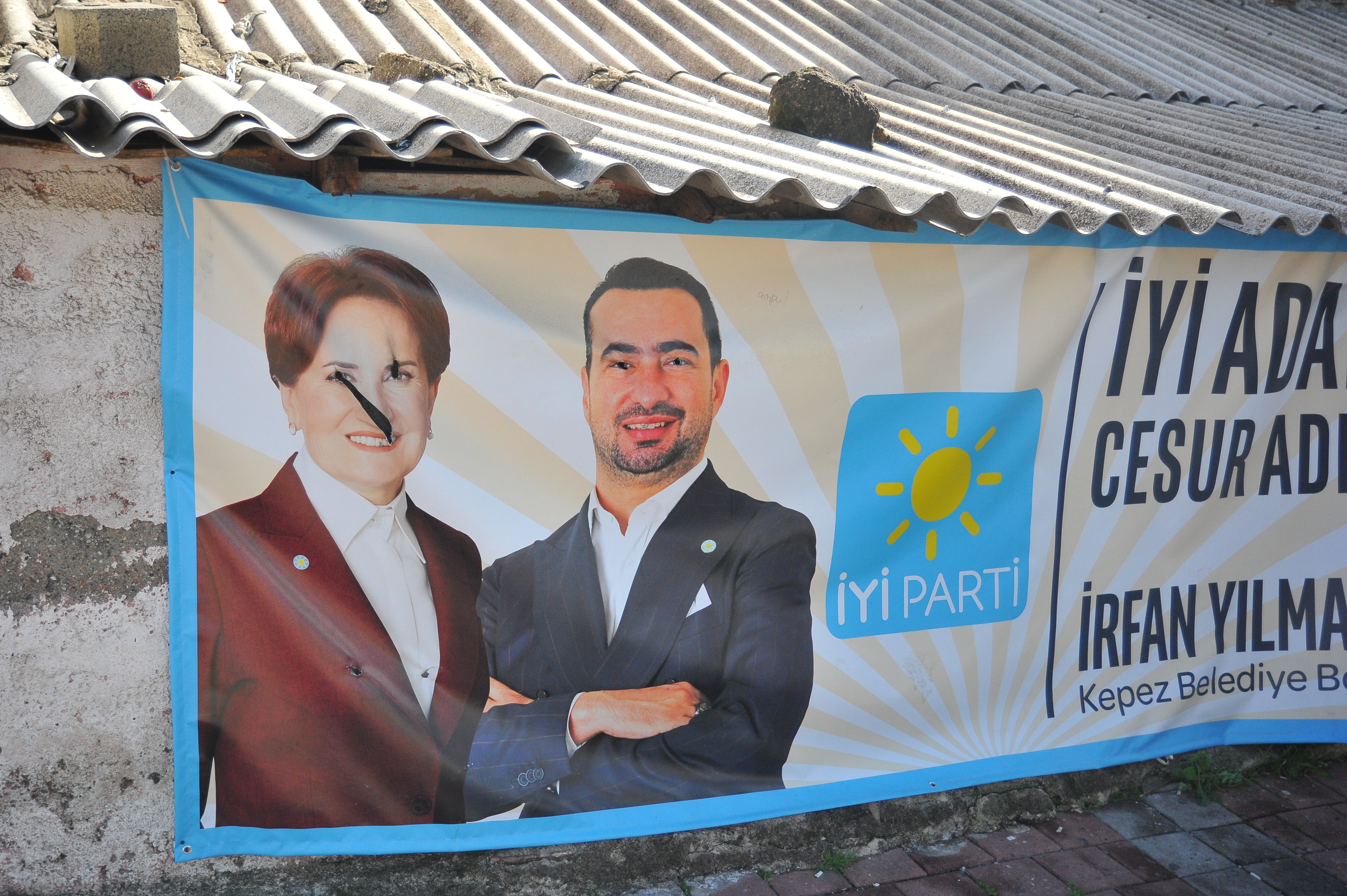 İyi Parti afişine saldırı