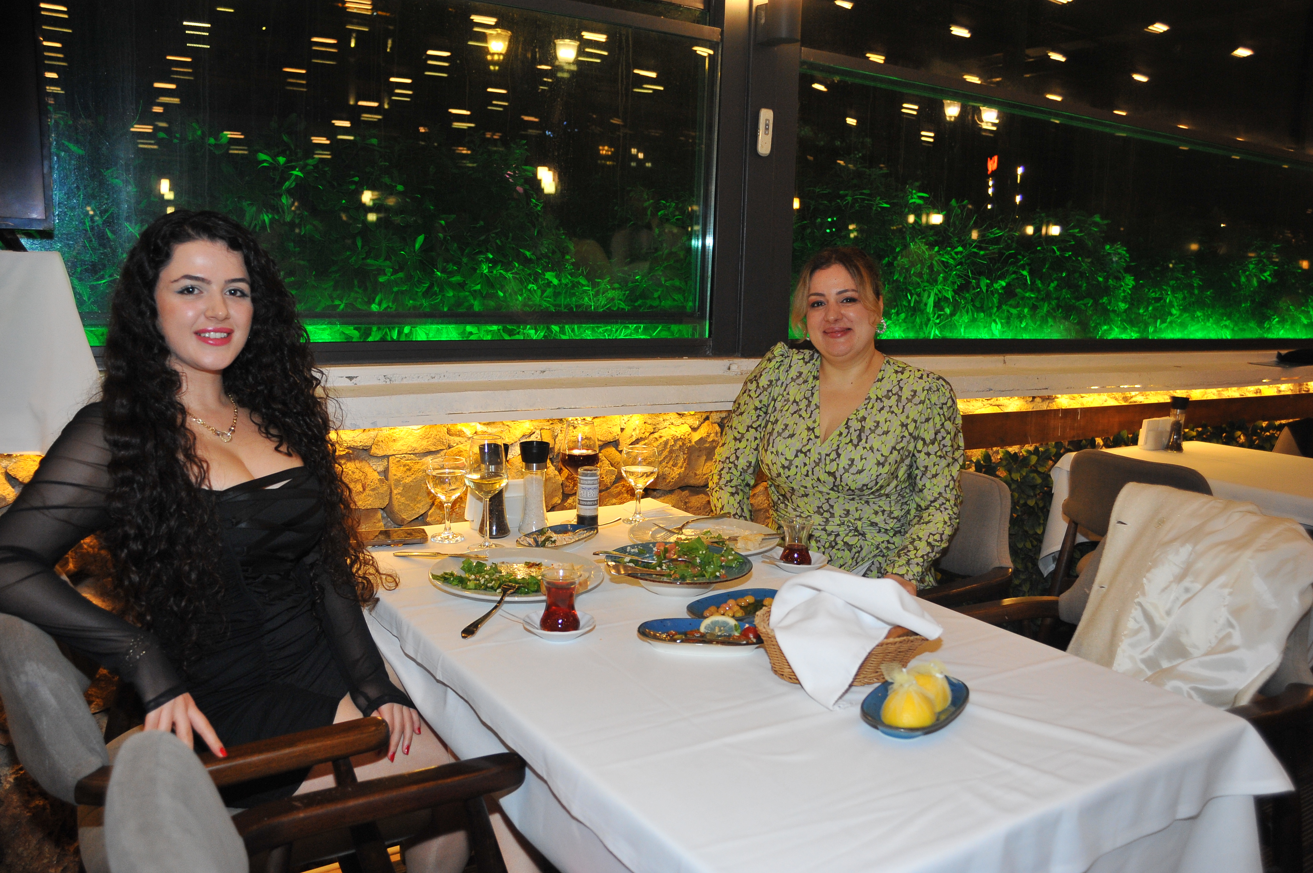 Anne kız akşam yemeğinde