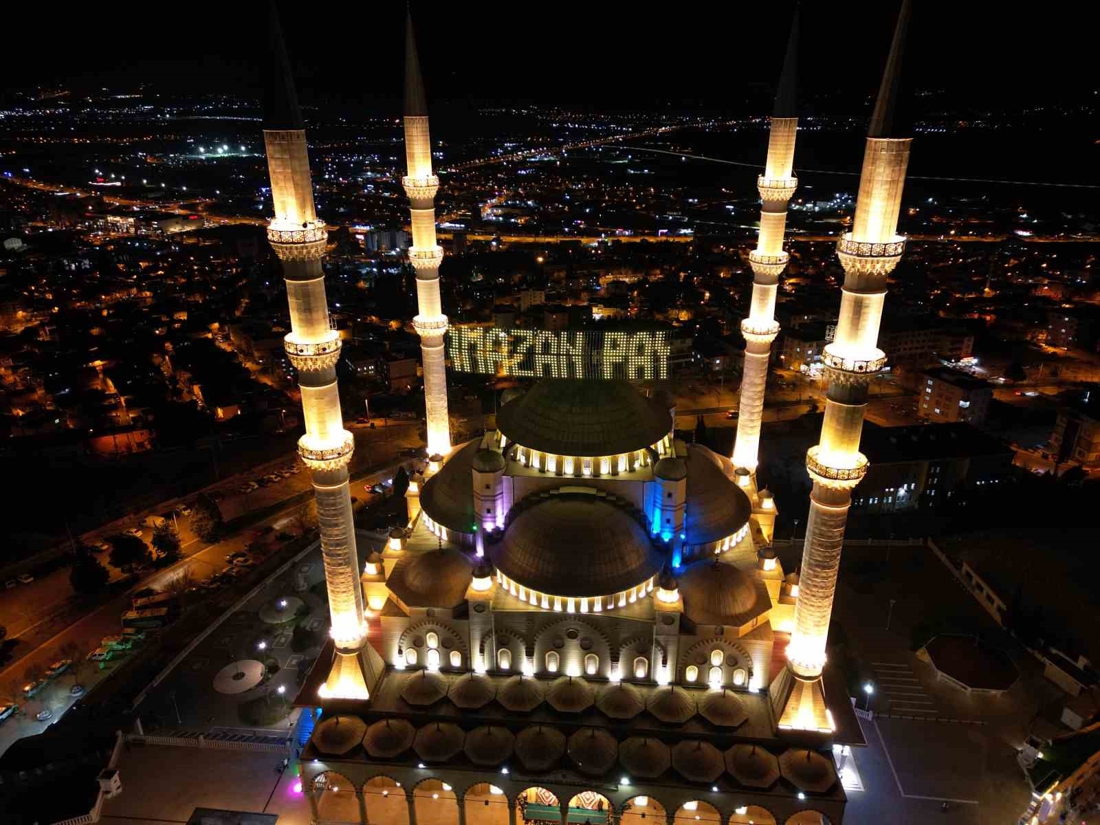 Abdülhamit Han Camii, Ramazan'da görenleri mest ediyor