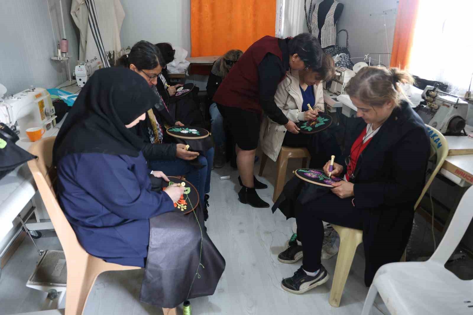 Afetzede kadınlar, ilmik ilmik deprem psikolojisinden kurtuluyor