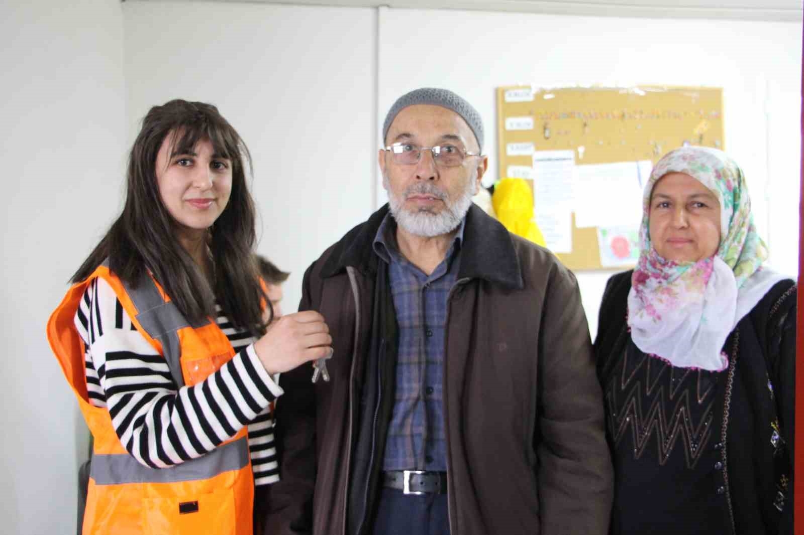 Afetzede vatandaş, yeni yuvasının anahtarını teslim almanın mutluluğunu yaşıyor