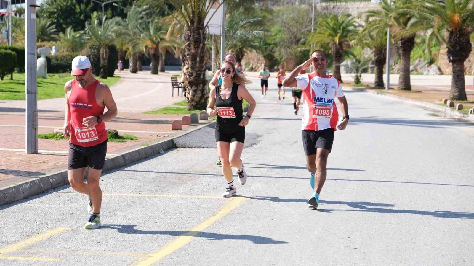 Alanya'da Atatürk Halk Koşusu ve Yarı Maratonu tamamlandı