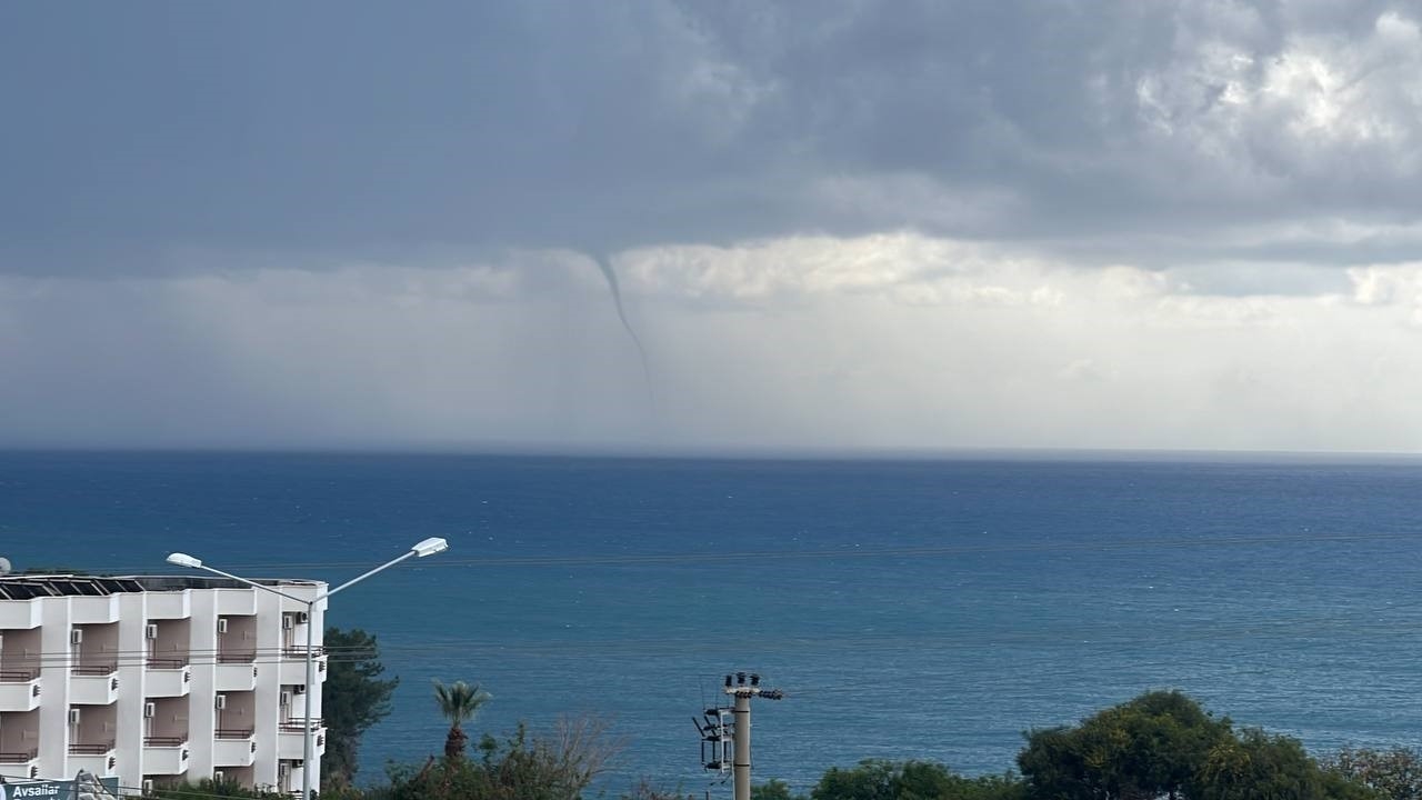 Alanya'da aynı anda 5 hortum ve dolu yaşandı