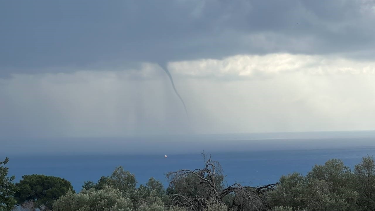 Alanya'da aynı anda 5 hortum ve dolu yaşandı