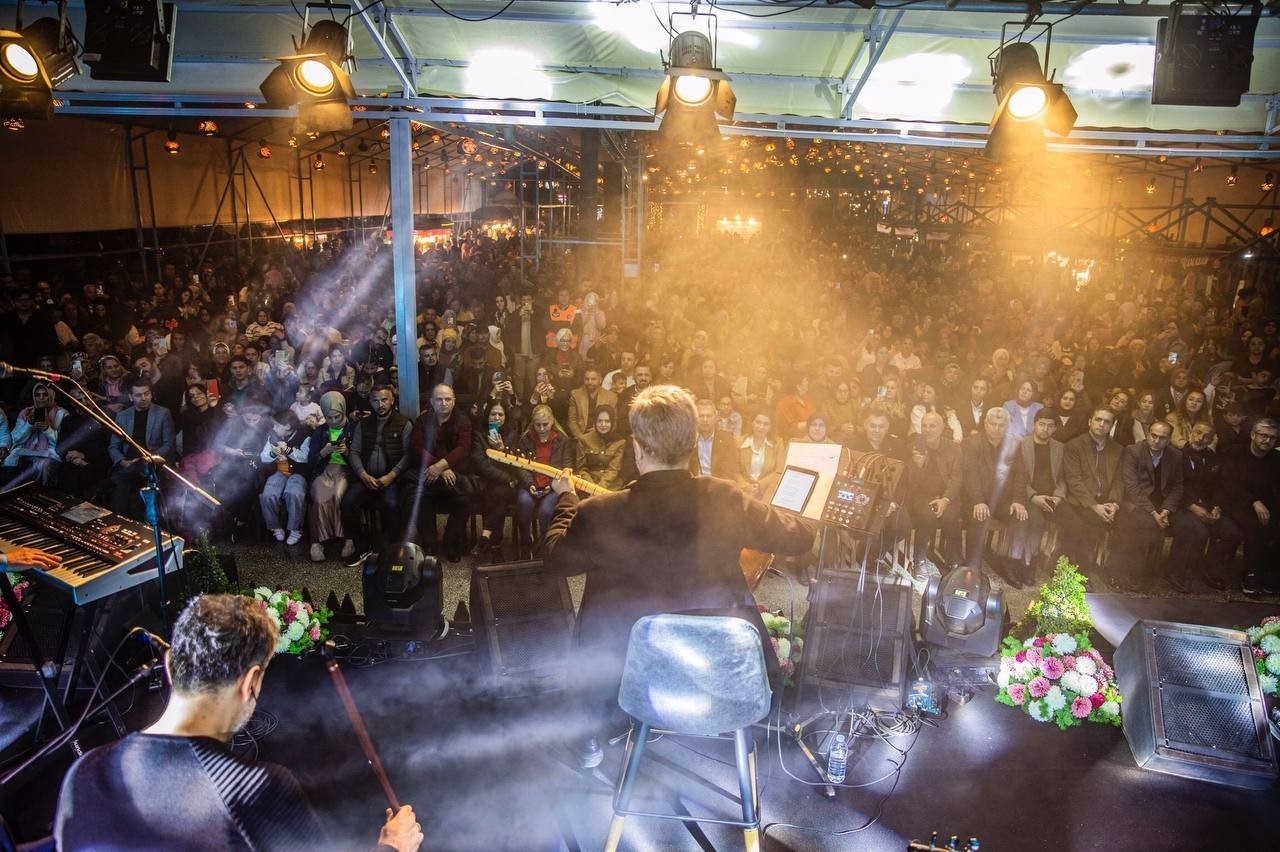 Alanya'da Ramazan Meydanı Uğur Işılak konseri ile doldu taştı