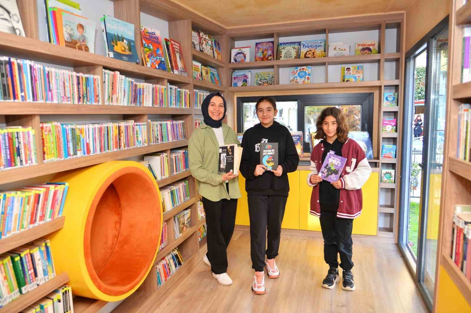 Alanya'da vatandaşlardan toplanan kitaplar çocuklara dağıtılıyor