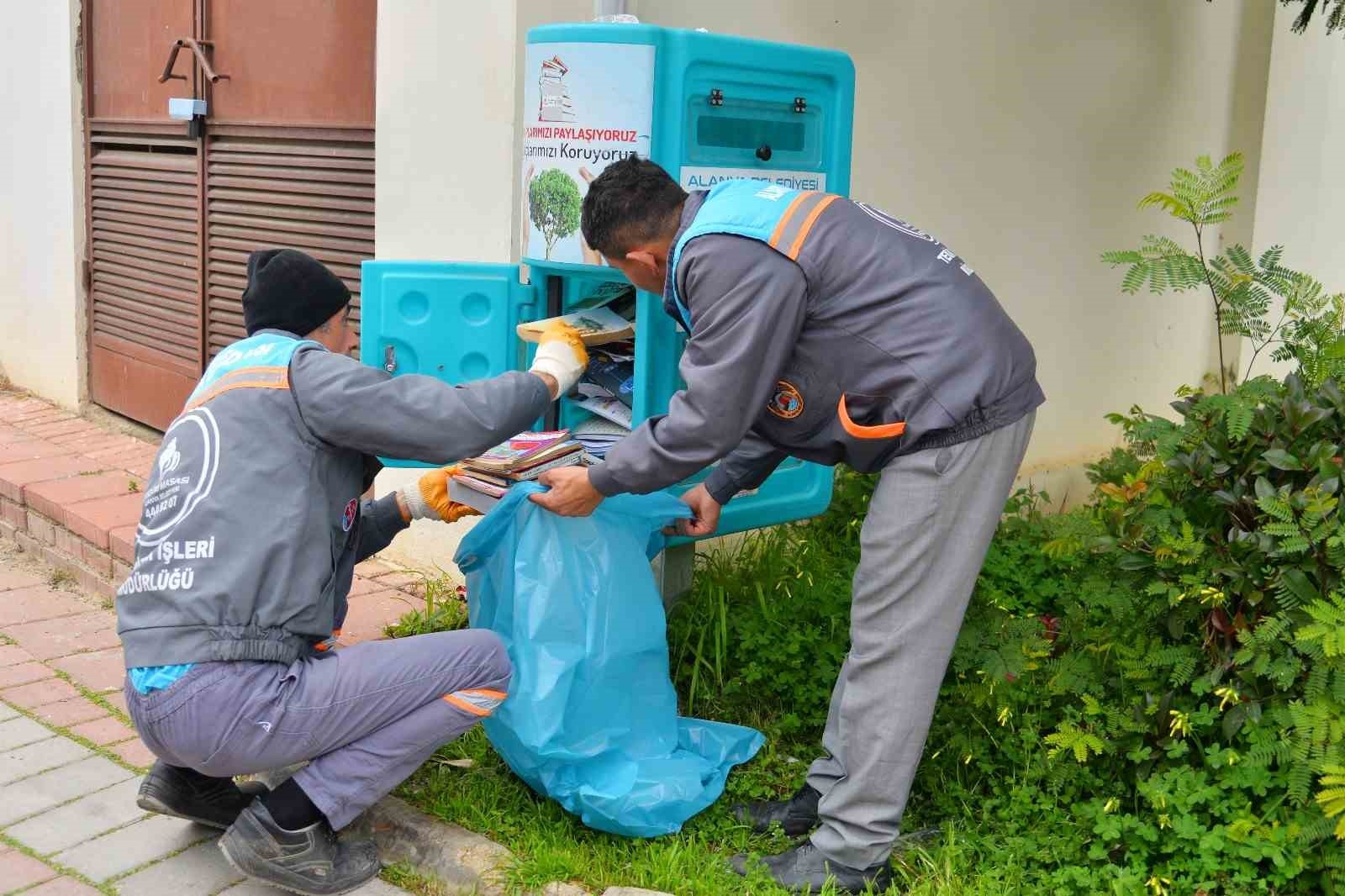 Alanya'da vatandaşlardan toplanan kitaplar çocuklara dağıtılıyor