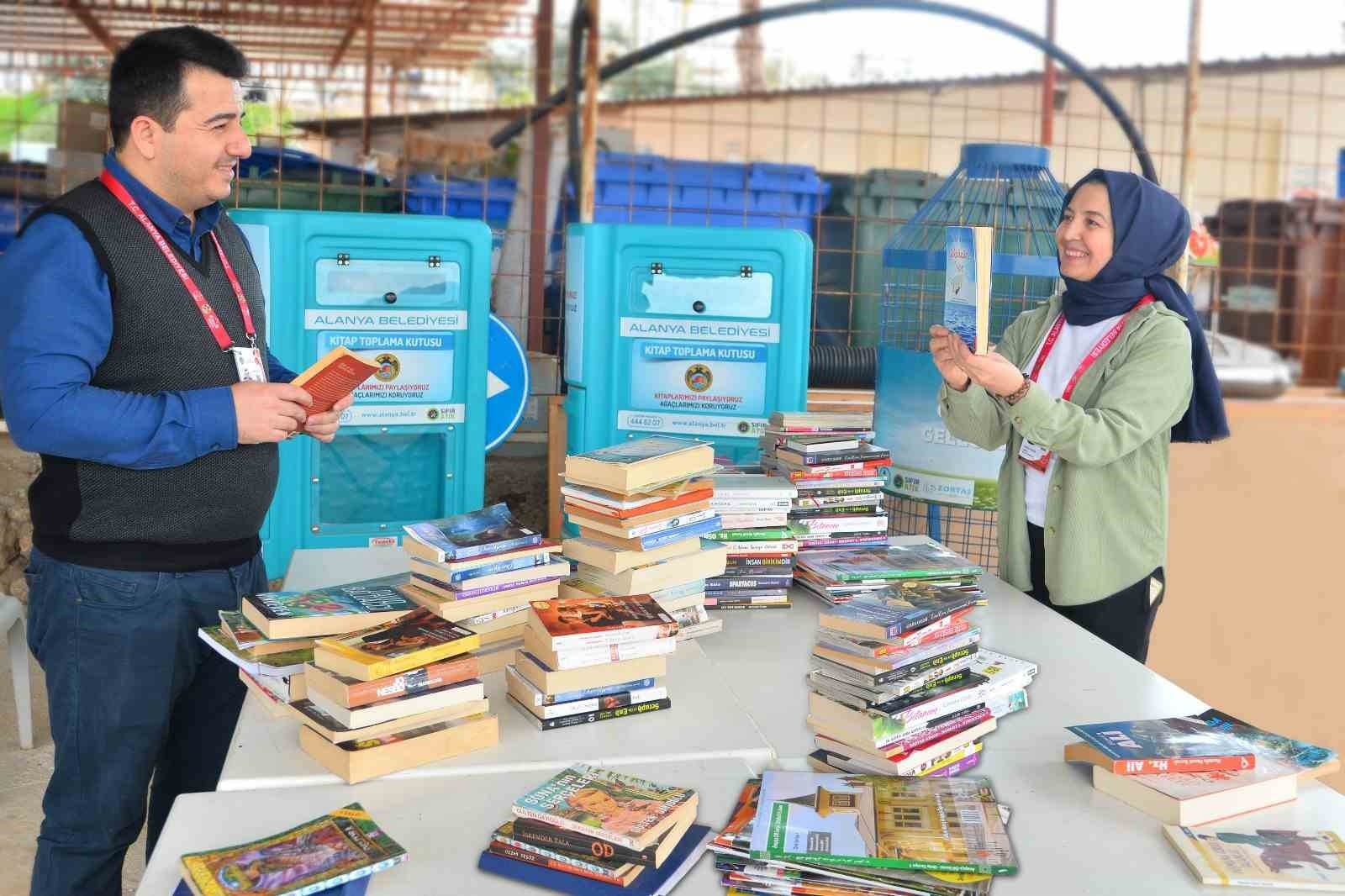 Alanya'da vatandaşlardan toplanan kitaplar çocuklara dağıtılıyor