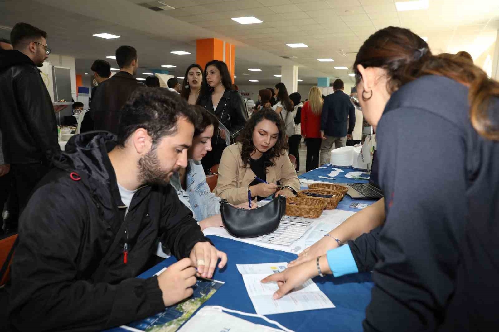 ALKÜ'de Kariyer Zirvesi 7'nci İstihdam Fuarı başladı