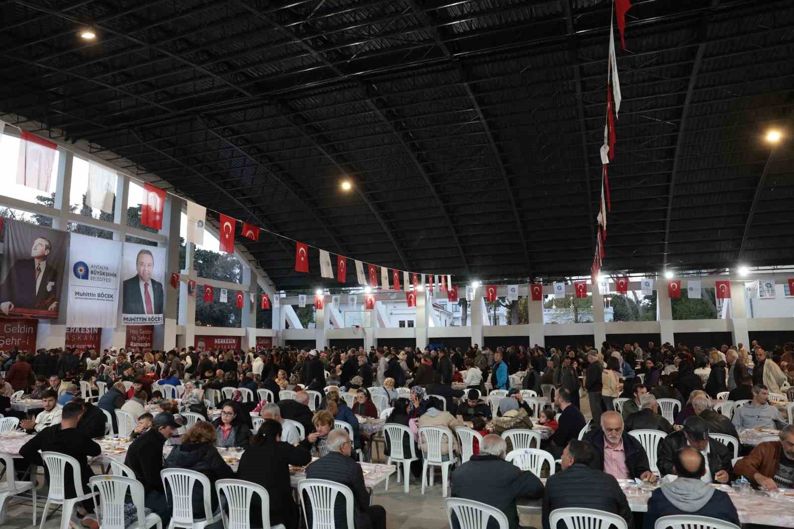 Antalya Büyükşehir Belediyesi'nden iftar sofrası