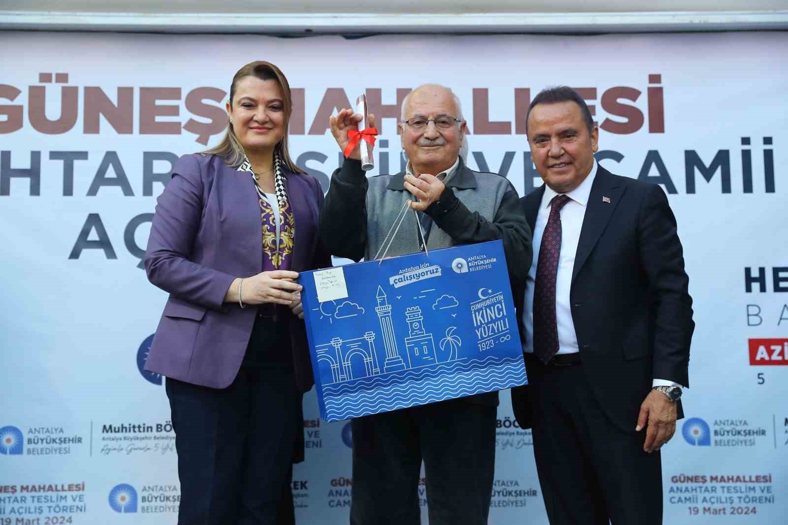 Antalya Güneş Mahallesi'nde hak sahiplerine anahtarları teslim edildi