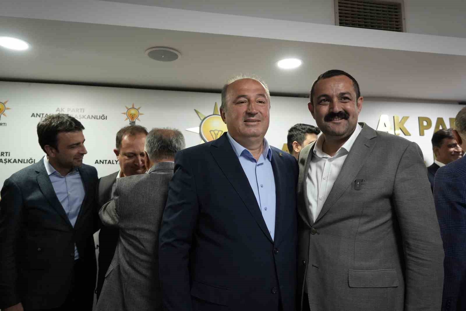 Antalya'da AK Parti'ye katılan 7 bin 841 üyeye rozetleri takıldı