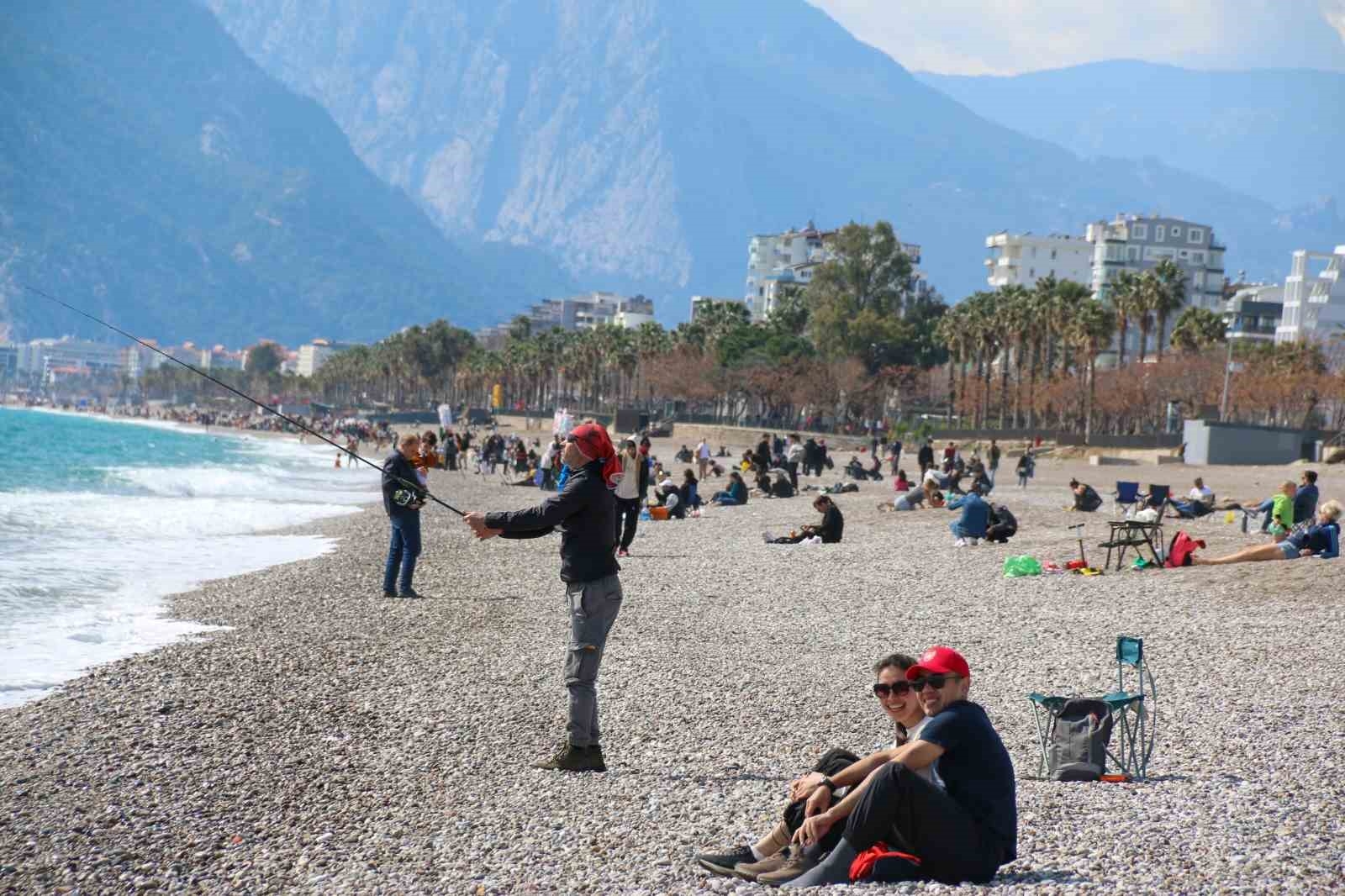 Antalya'da bahar havası, sıcaklığı hisseden denize koştu