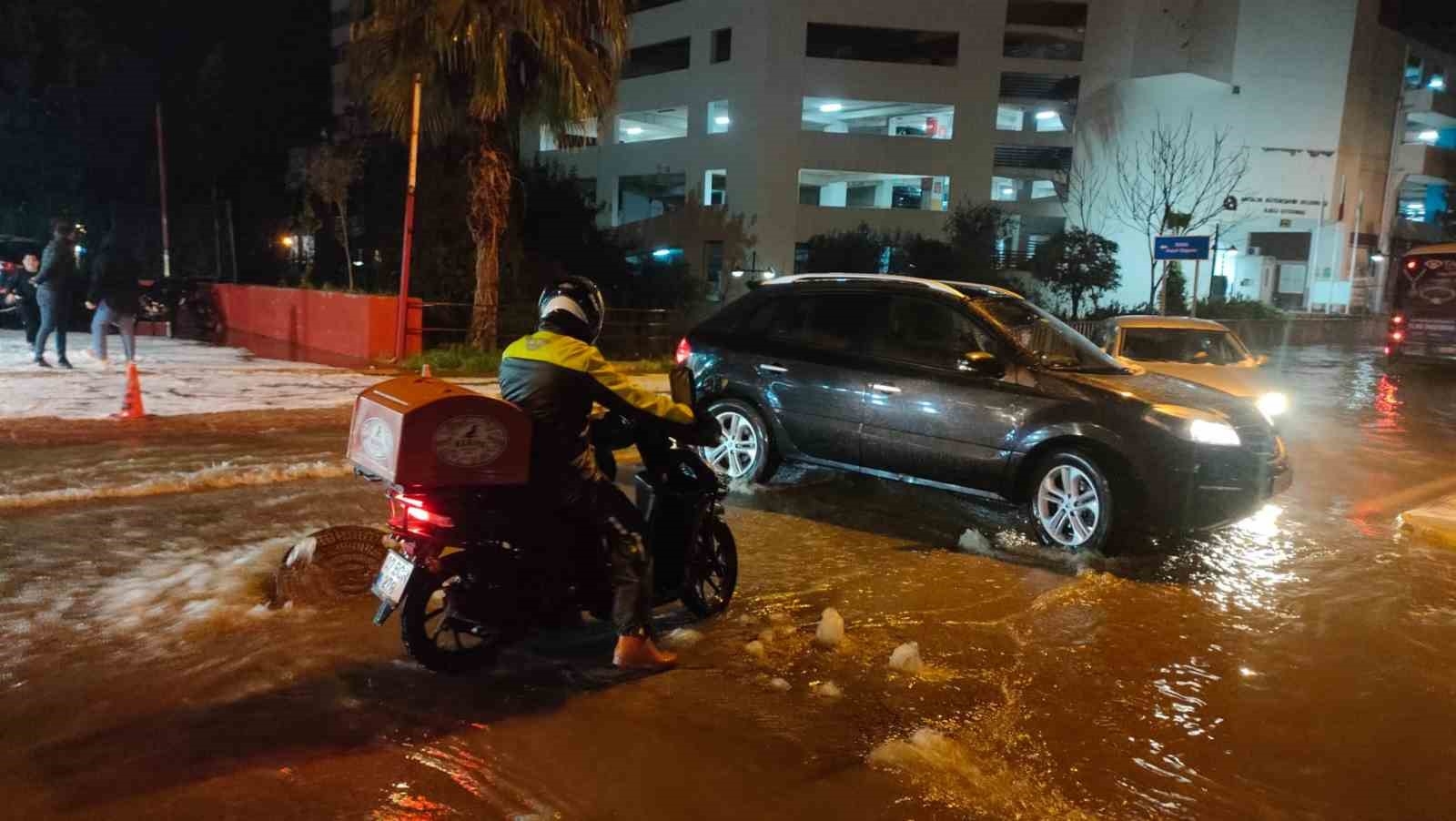 Antalya'da dev hortum panik dolu anlar yaşattı