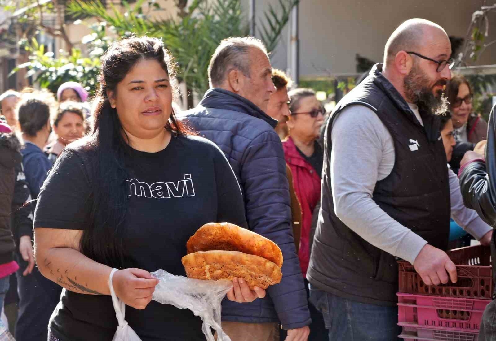 Antalya'da gizli hayırseverden gelen ücretsiz pide kuyruğu