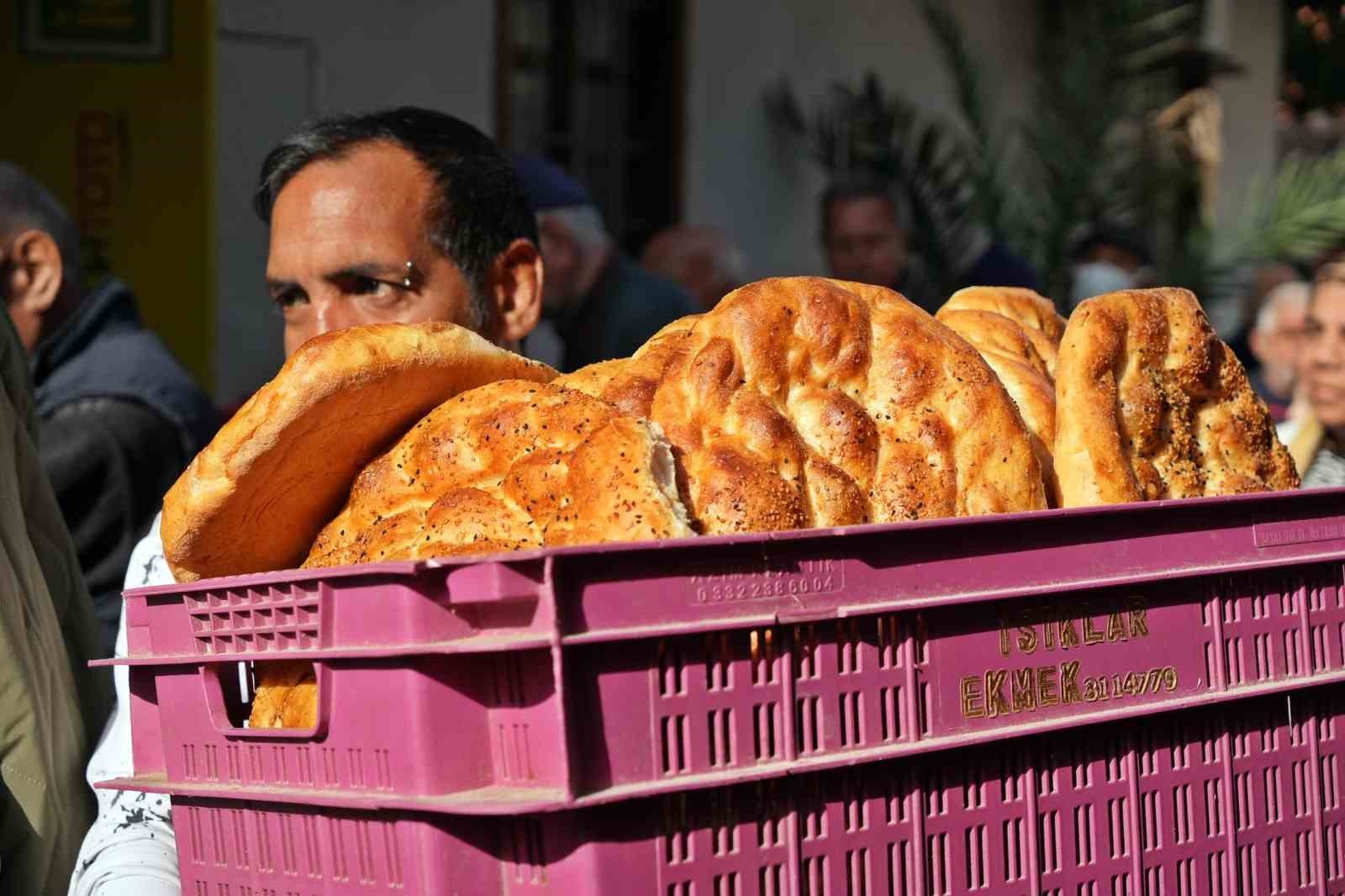 Antalya'da gizli hayırseverden gelen ücretsiz pide kuyruğu