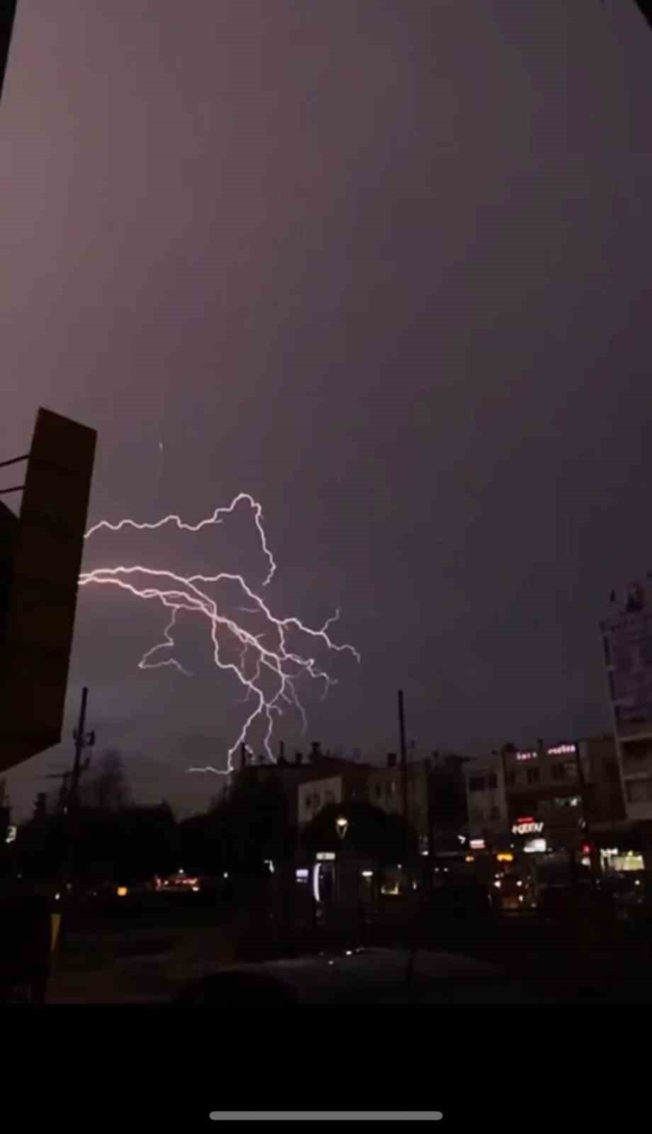 Antalya'da şimşeklerin dansı görsel şölen oluşturdu