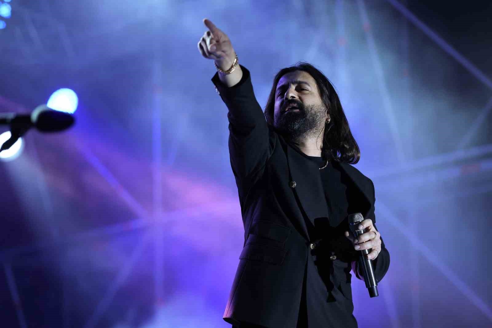 Ata'nın Antalya'ya gelişi Koray Avcı konseriyle kutlandı