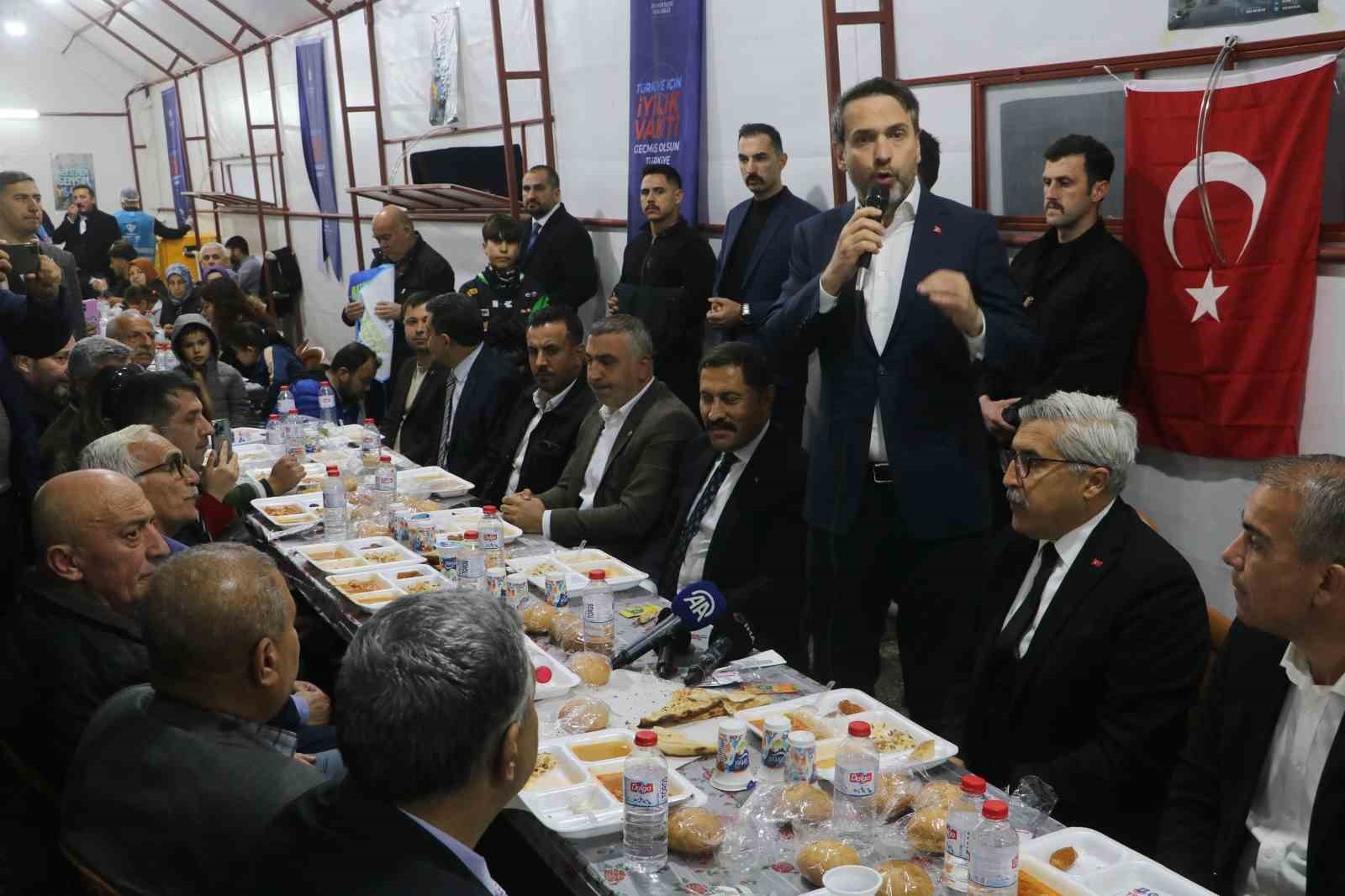 Bakan Bayraktar: "Hiçbir şeyden endişe etmeyin, devletimiz burada ve sizlerin yanında"