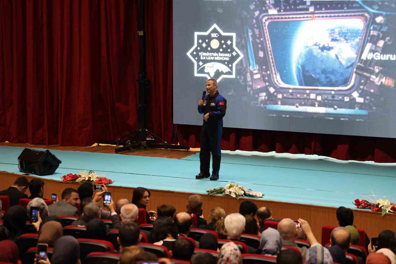 Bakan Kacır: "Türk gençleri gökyüzüne Türk'ün imzasını attı"