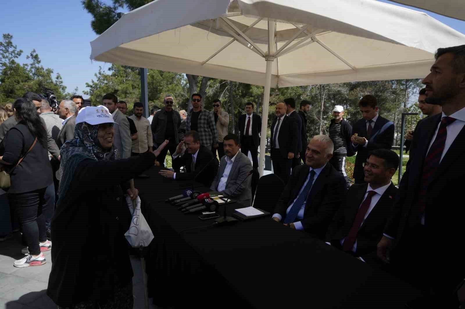 Bakan Özhaseki: "Bu işin tek şartı var büyükşehirde ve Serik'te elimizi ayağımızı kırmayın"