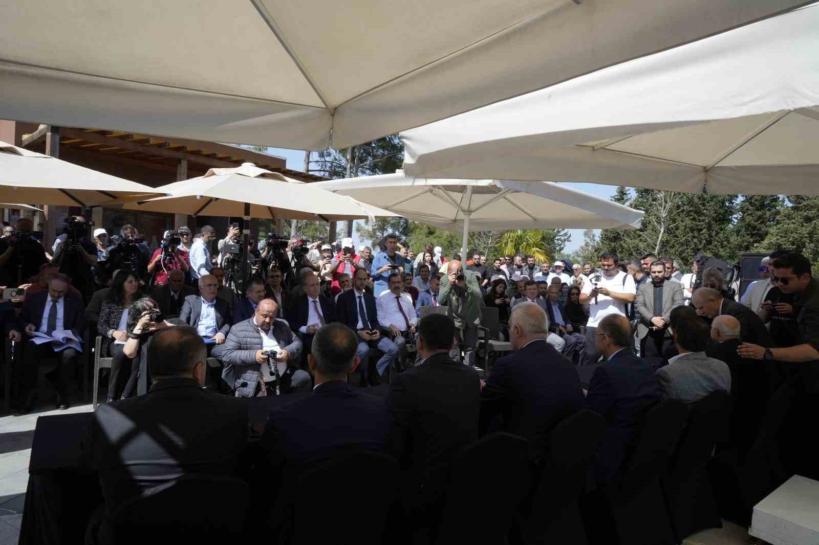 Bakan Özhaseki: "Bu işin tek şartı var büyükşehirde ve Serik'te elimizi ayağımızı kırmayın"