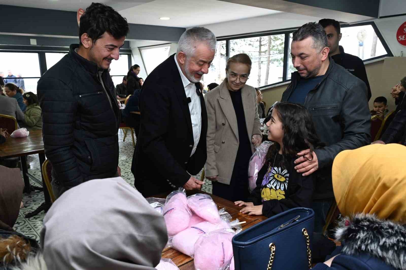 Başkan Başdeğirmen'den, çocuklara pamuk şeker