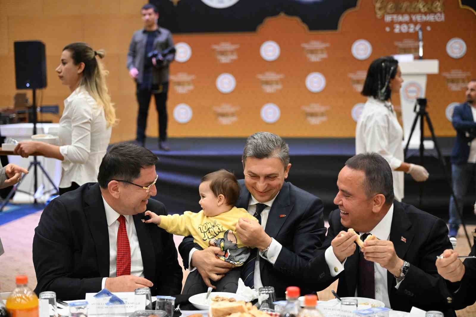 Başkan Böcek iftarını Konyaaltı'nda esnaf sofrasında yaptı