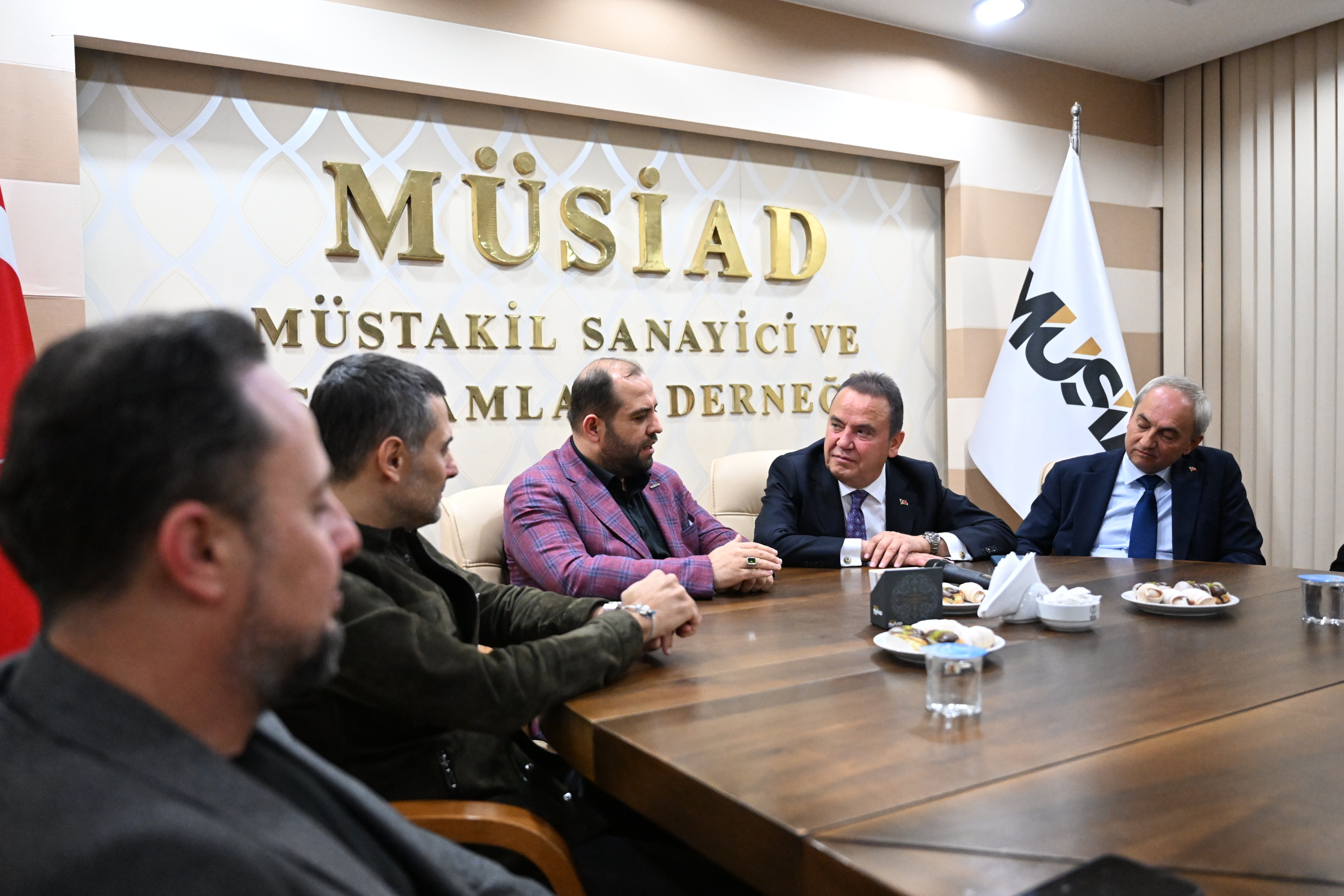 Başkan Böcek MÜSİAD'ı ziyaret etti