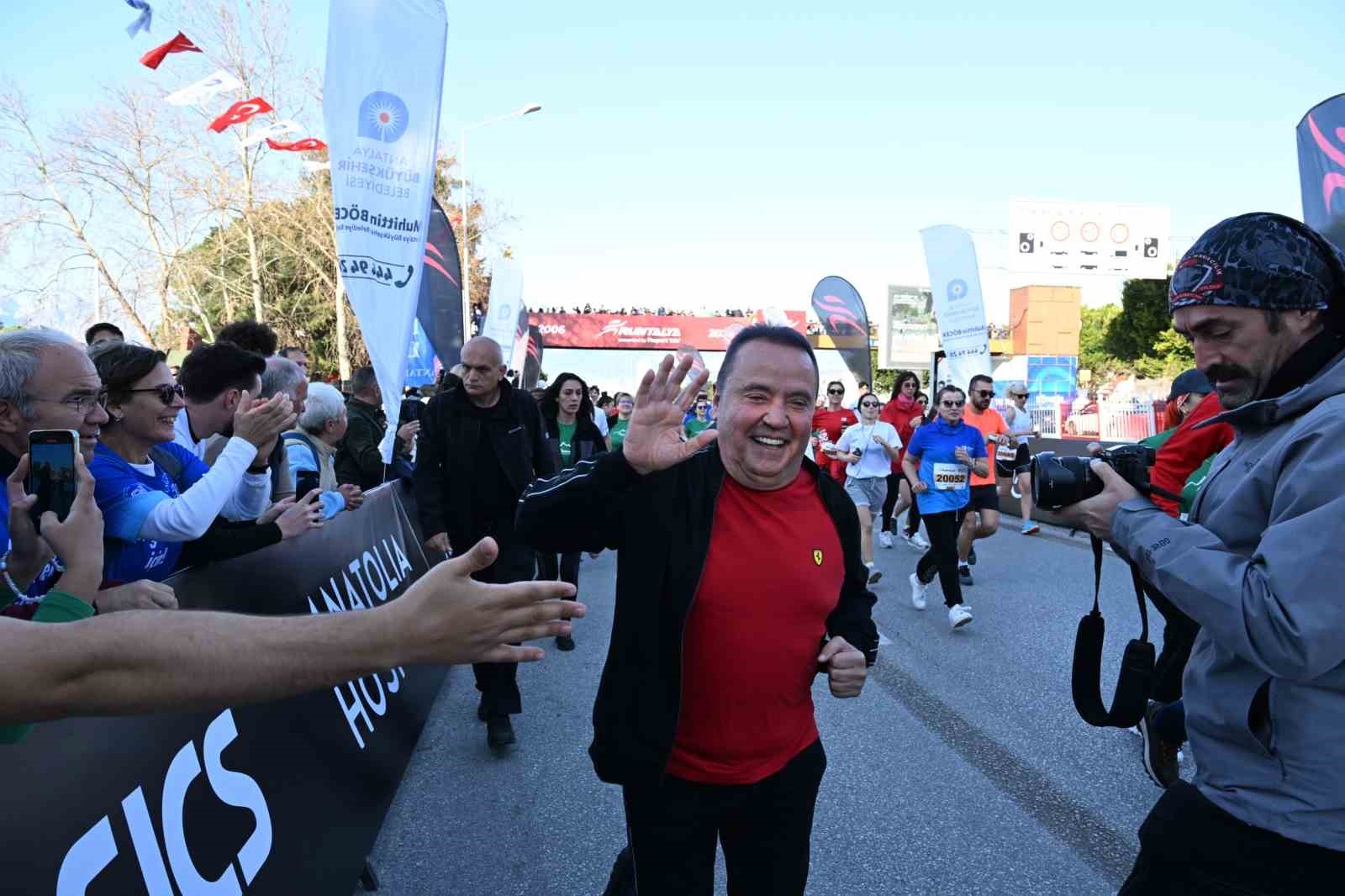 Başkan Böcek, Runtalya'da koştu