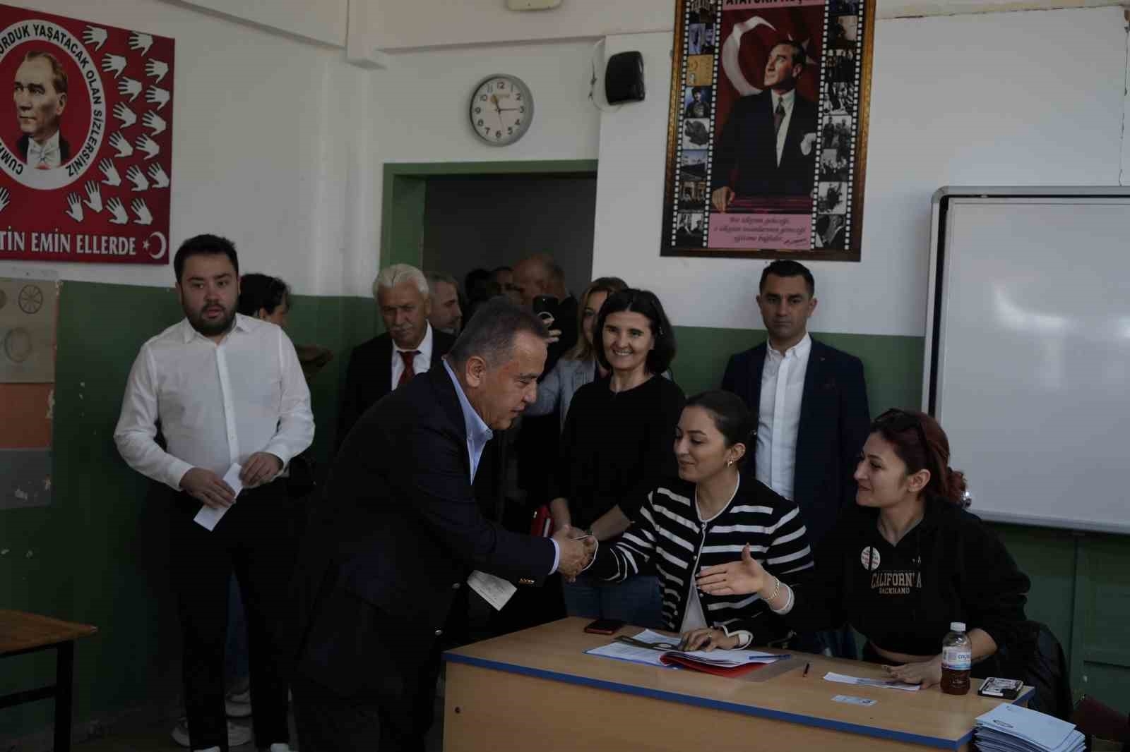 Başkan Böcek: "Seçimlerin Antalya'ya hayırlı olmasını dilerim"