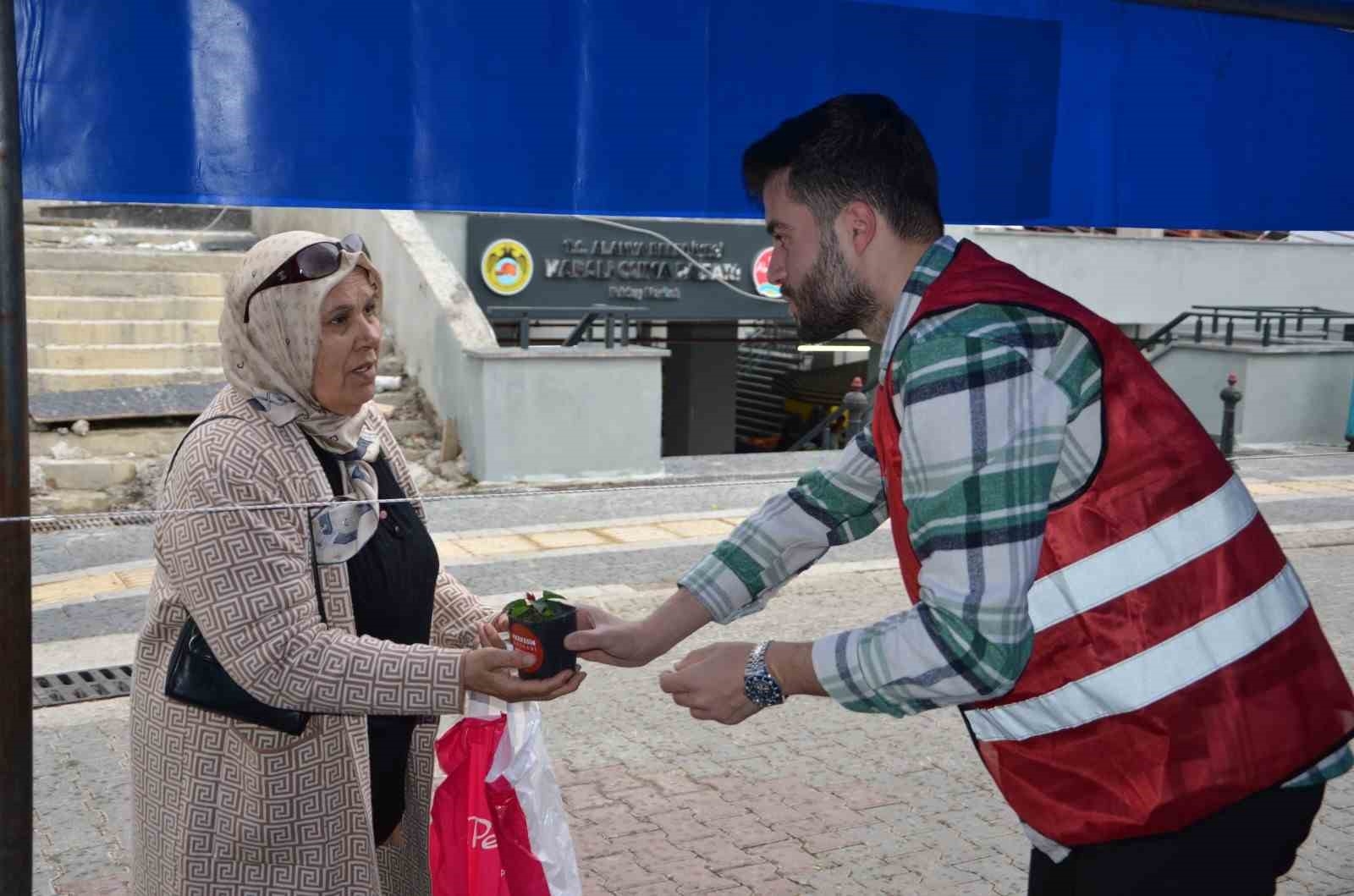 Başkan Böcek'ten, Alanyalı kadınlara aşk çiçeği hediyesi