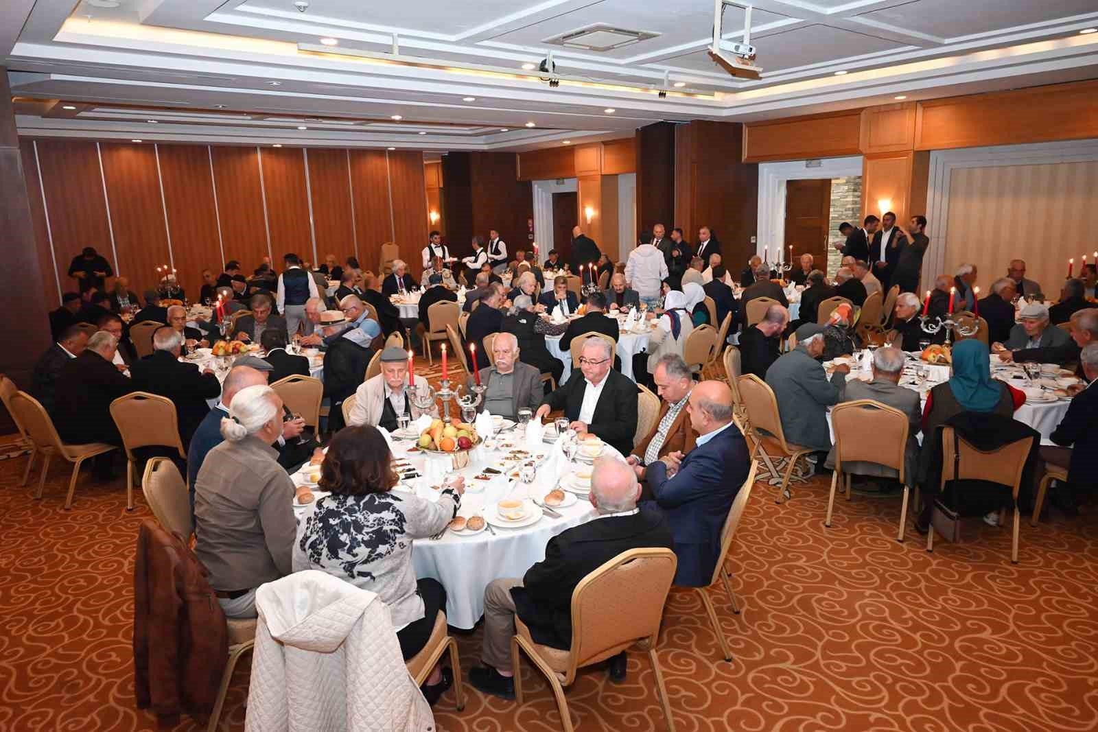 Başkan Topaloğlu'ndan yaşlılara iftar yemeği