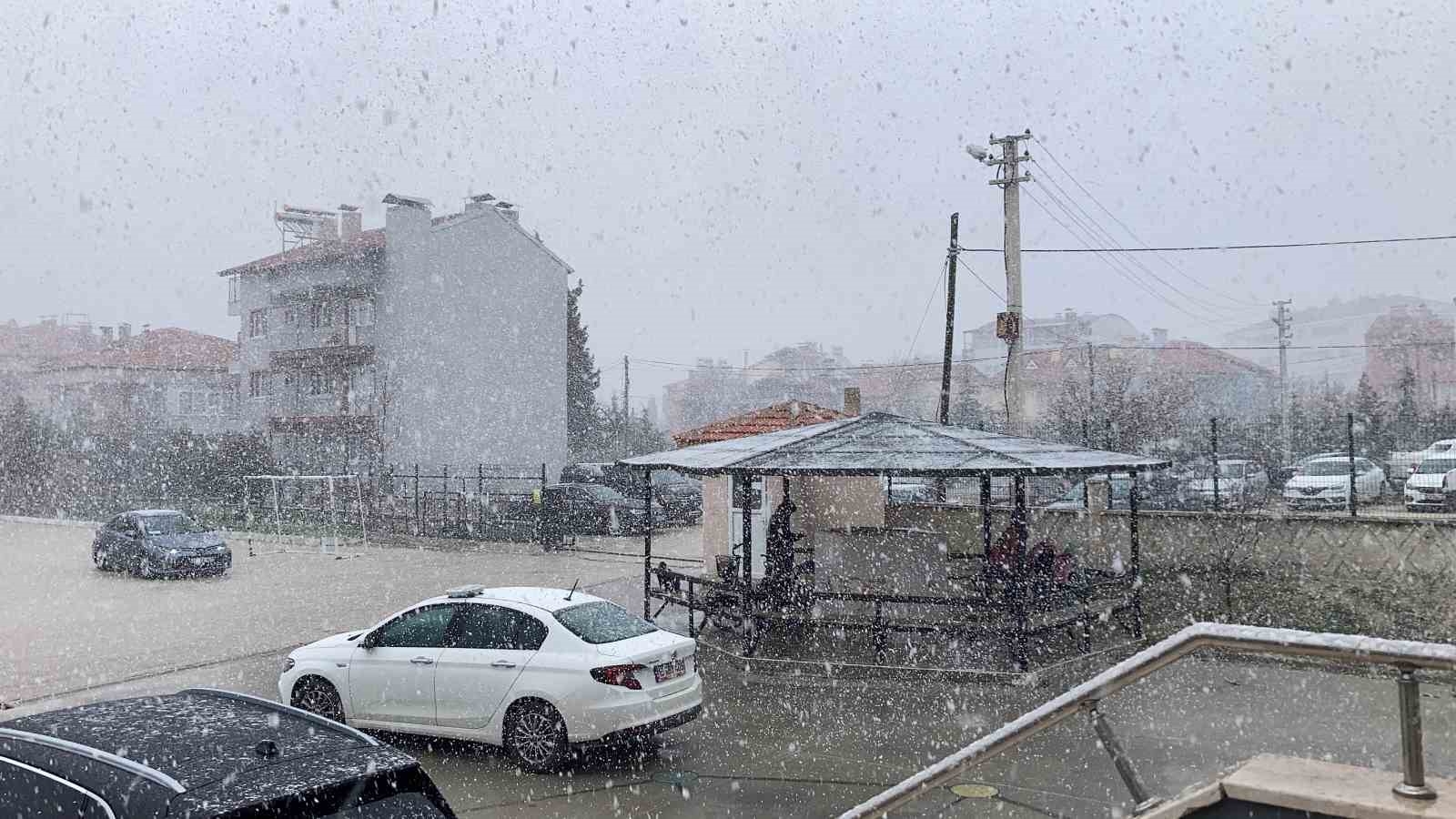 Burdur'da mart ayında lapa lapa kar yağdı